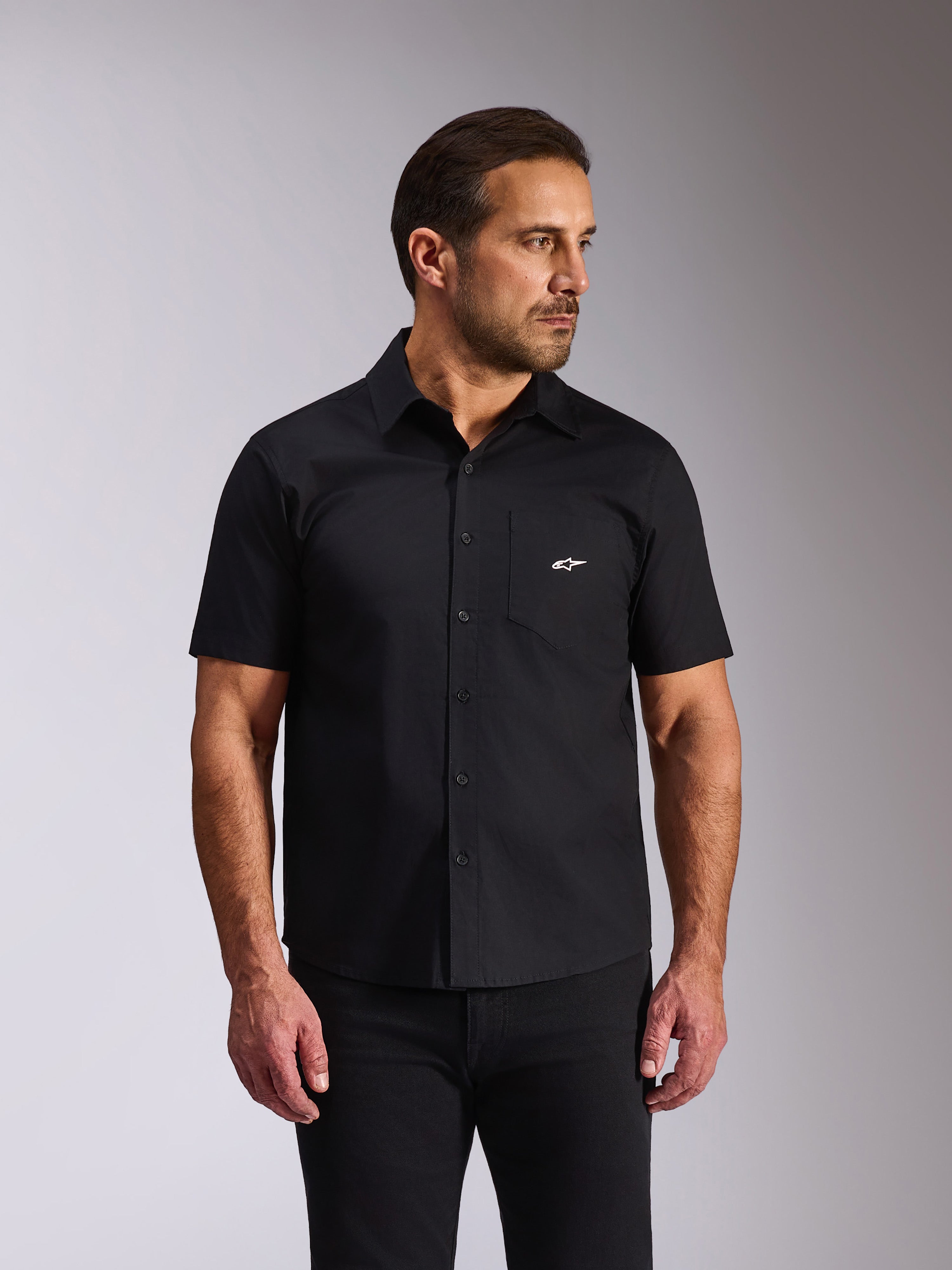 Alpinestars Strive Woven Hemd, kurzärmeliges Hemd mit Knopfleiste, Schwarz, weißes Alpinestars-Logo auf der Brusttasche, lässige Motorsport-Streetwear