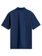 Alpinestars Impetus Sport Polo, Kurzarm-Poloshirt, Marineblau, Rückansicht mit Selbstkragen und kleinem Schriftzug-Logo am unteren rechten Saum, lässige Motorsport-Streetwear