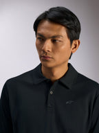 Alpinestars Impetus Sport Polo, schwarzes Sport-Poloshirt, Mock-Mesh-Gewebe mit 3-Knopf-Leiste und Selbstkragen, dezentes Astars-Logo auf der Brust, lässige Motorsport-Lifestyle-Bekleidung