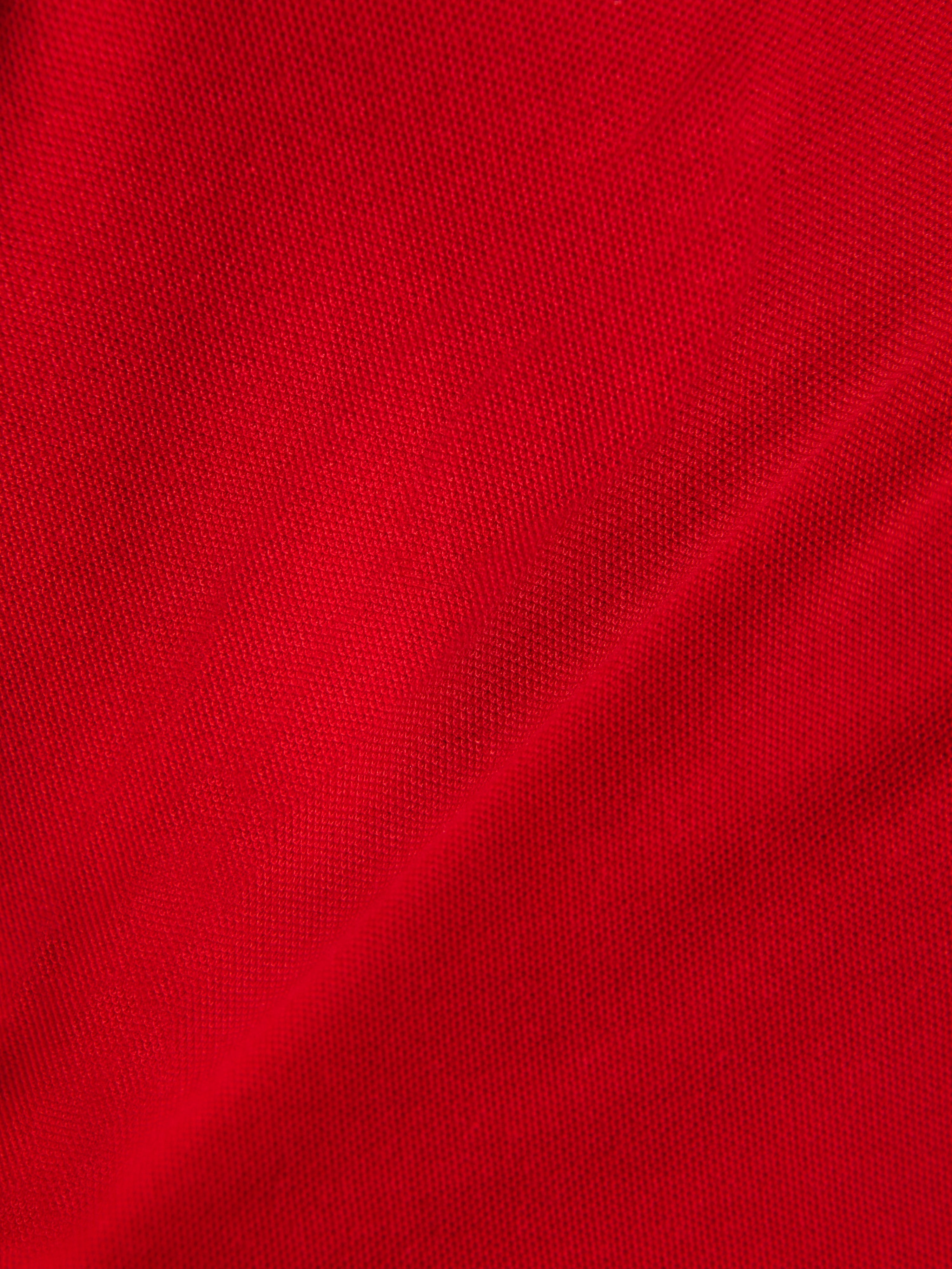 Alpinestars Endeavor Classic Polo, Detailaufnahme von rotem Piqué-Stoff, strukturiertes Strickmaterial, Baumwoll-Polyester-Mischung, lässige Motorsport-Sportbekleidung