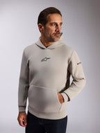 Alpinestars Insight Kapuzenpullover, lässige Lifestyle-Streetwear, zementgraues Fleece, schwarzes Astars-Logo auf der Vorderseite, Kängurutasche, Wortmarke am Ärmel, Kapuze mit Mesh-Futter, moderne vom Motorsport inspirierte Bekleidung