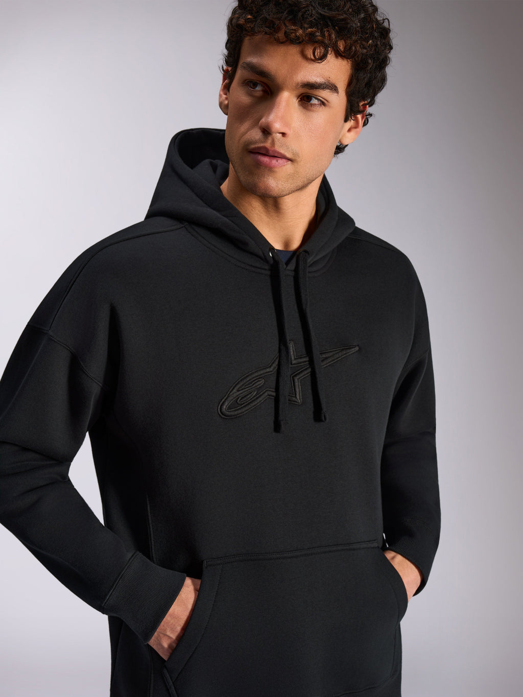 Alpinestars Emergent Oversized Hoodie, lässige Streetwear, Schwarz mit tonaler 3D-Logo-Stickerei, Kapuze mit Kordelzug, Kängurutasche, entspannte Oversized-Passform
