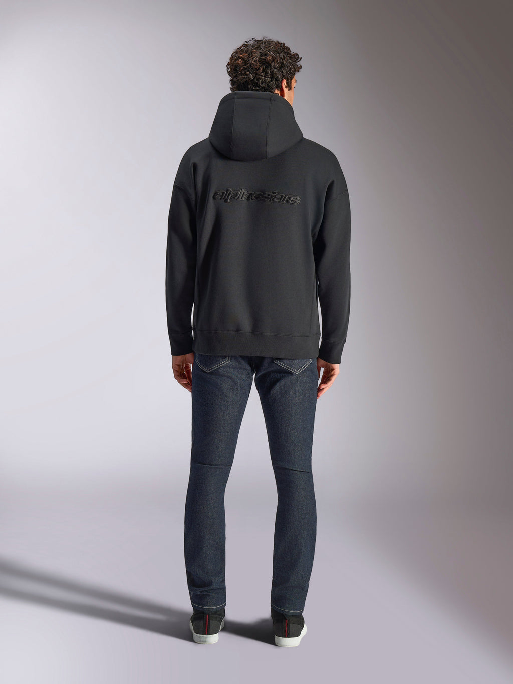 Alpinestars Emergent Oversized Hoodie, Schwarz, Rückansicht mit tonalem 3D-besticktem Alpinestars-Wortlogo, Fleece-Hoodie im Oversized-Schnitt, lässige Lifestyle-Streetwear