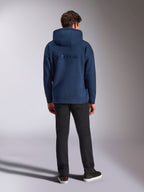Alpinestars Emergent Oversized Hoodie, lässige Streetwear, Marineblau, farblich abgestimmter Alpinestars-Schriftzug auf dem Rücken gestickt, Oversized-Passform mit Kapuze, kombiniert mit schwarzer Hose, Rückansicht