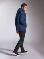 Alpinestars Emergent Oversized Hoodie in Marineblau, Rückansicht mit 3D-gesticktem Alpinestars-Wortlogo, Oversized-Fleece-Passform mit Kapuze mit Kordelzug, getragen mit schwarzer Hose, lässige vom Motorsport inspirierte Streetwear