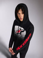 Alpinestars Obsessed Hoodie, schwarzer Kapuzenpullover aus Fleece, rotes und weißes Astars-Logo vorne mit weißem MX-Farbverlauf im Distressed-Look, roter Alpinestars-Schriftzug am Ärmel, Kapuze mit Kordelzug, lässige Motorsport-inspirierte Streetwear