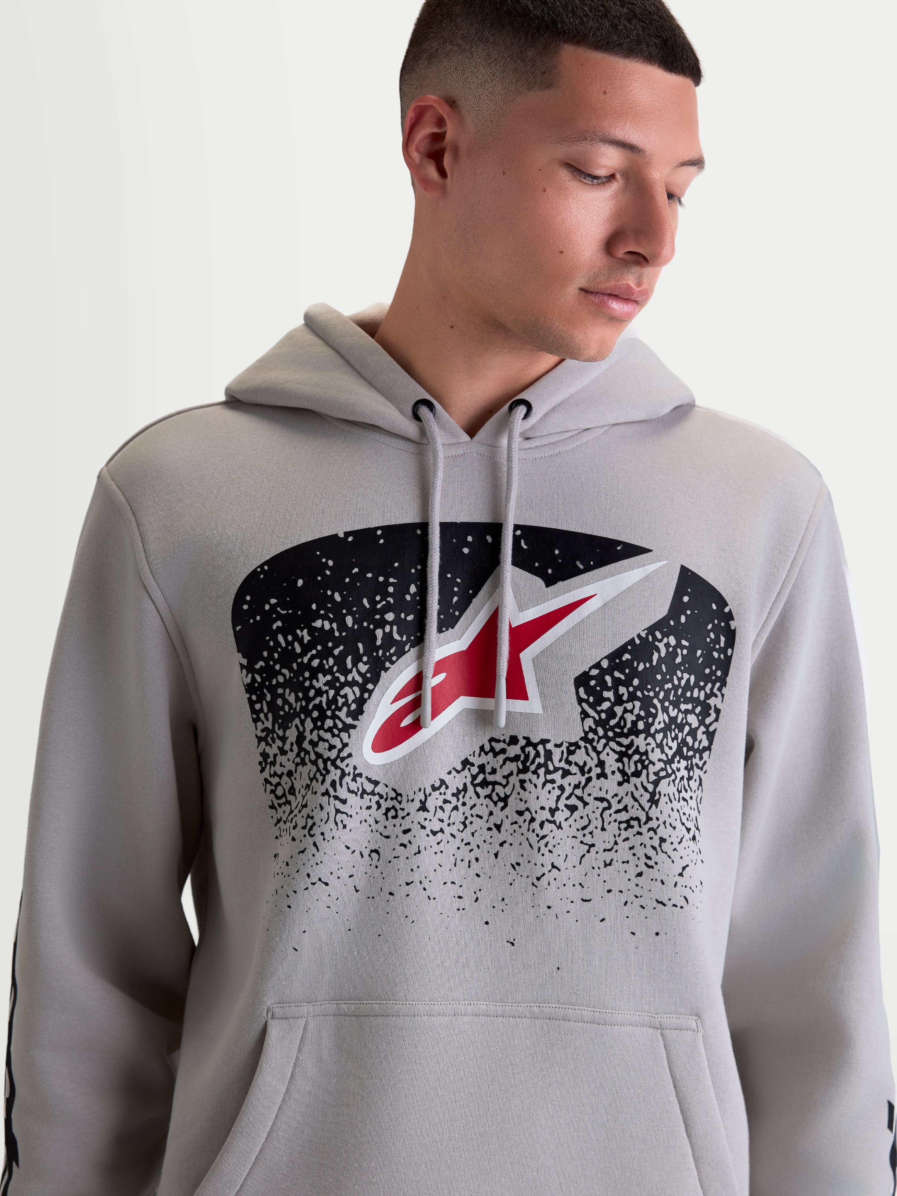 Alpinestars Obsessed Hoodie, Sportswear-Kapuzenpullover für Herren, Grau, mit großem Astars-Logo und MX-inspirierten Grafiken in Rot und Schwarz auf der Brust, weiche Fleece-Mischung aus Baumwolle und recyceltem Polyester.