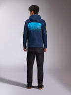 Alpinestars Obsessed Hoodie in Navy-Blau, Rückansicht mit großer cyanfarbener MX-Farbverlauf-Grafik und gelben Ärmel-Logos, lässiger Motorsport-Pullover aus Fleece.