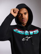 Alpinestars Ellipsoid Hoodie, schwarzer Fleece-Kapuzenpullover, mit stilisiertem Astars-Schriftzug im Farbverlauf von Blaugrün zu Rot und weißem Logo auf der Brust, getragen von einem Model mit aufgesetzter Kapuze, lässige vom Motorsport inspirierte Streetwear