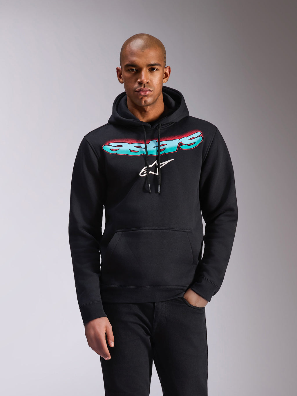 Alpinestars Ellipsoid Hoodie, schwarzer Fleece-Kapuzenpullover, Astars-Schriftzug mit Farbverlauf in Blaugrün und Pink und weißes Stern-Logo auf der Brust, Kapuze mit Kordelzug, Kängurutasche, lässige Sportbekleidung