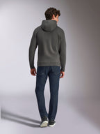 Alpinestars Ellipsoid Hoodie, gunmetal-grauer Kapuzenpullover, Rückansicht, getragen von einem Model mit dunkler Denim-Jeans und schwarzen Sneakern, lässige, vom Motorsport inspirierte Streetwear