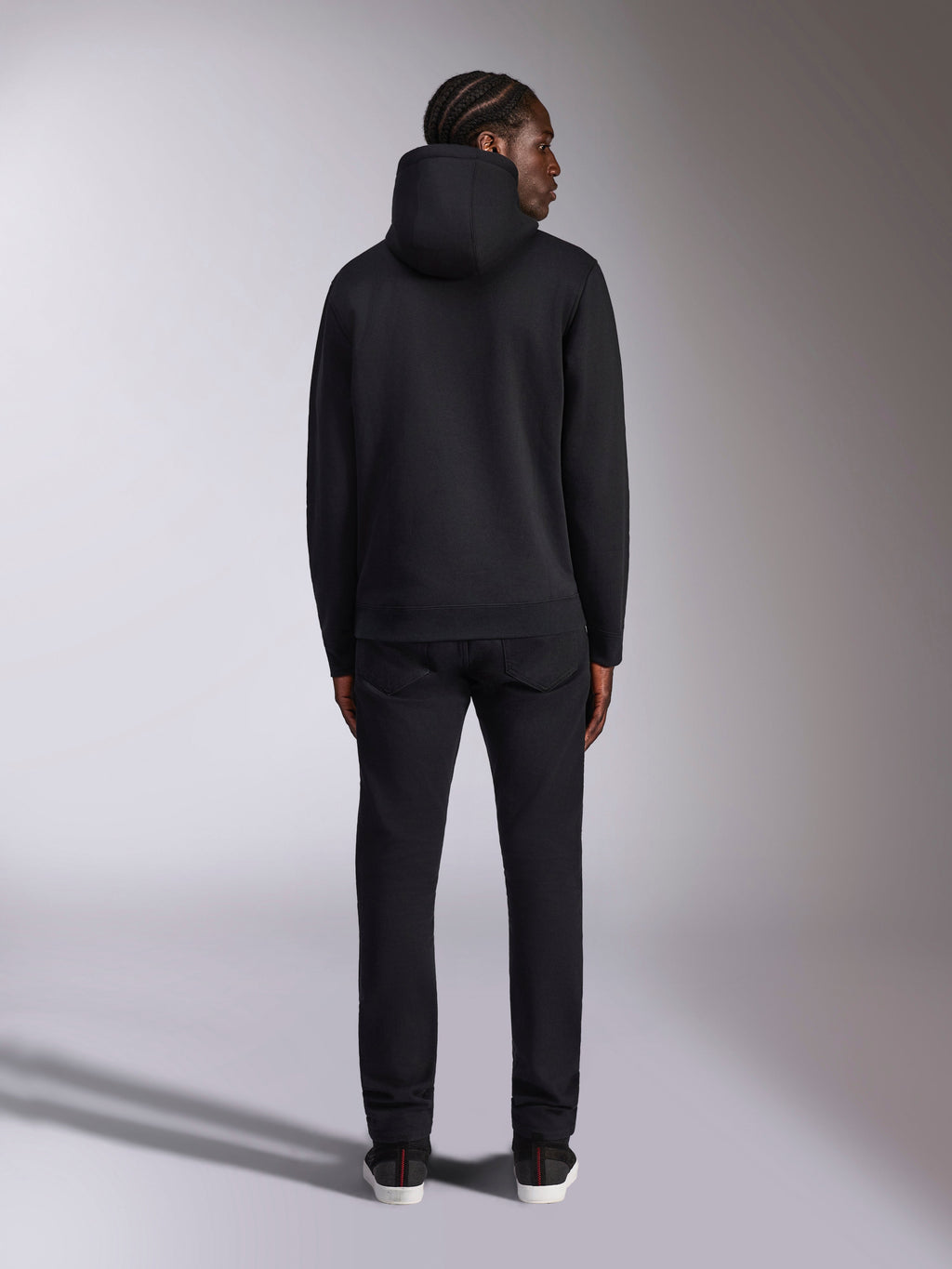Alpinestars Pulse Hoodie, lässige Streetwear, Rückansicht eines einfarbigen schwarzen Fleece-Pullovers mit Kapuze, Rippbündchen an Ärmeln und Saum, modernes, vom Motorsport inspiriertes Design