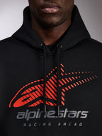 Alpinestars Pulse Hoodie, schwarzer Kapuzenpullover, Nahaufnahme der Brust mit rotem Astars-Logo mit Speed-Line-Fade und silbernem Branding, schwarze Kordelzüge mit Tauchspitzen, lässige Motorsport-Streetwear