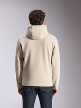 Alpinestars Pulse Hoodie, sandfarben, Rückansicht eines männlichen Models im einfarbigen Kapuzenpullover, kombiniert mit dunklen Denim-Jeans, lässige, vom Motorsport inspirierte Streetwear