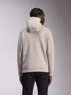 Alpinestars Cypher Hoodie, lässige Sportbekleidung, Zementgrau, Rückansicht am Modell, hochgeschlossene Kapuze, Doubleface-Fleece-Material, minimales Alpinestars-Logo am unteren Rücken, kombiniert mit schwarzer Hose