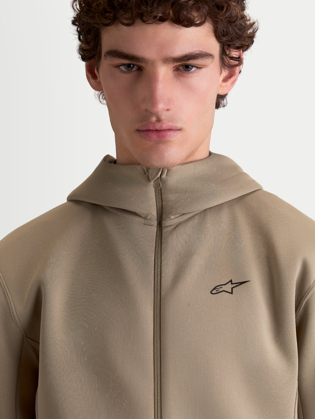 Alpinestars Cypher Hoodie, Sportswear Fleece-Hoodie für Herren, Putty Beige, mit Kapuze mit hohem Kragen, technischem Tri-Blend-Gewebe und minimalistischem Alpinestars-Logo auf der Brust.