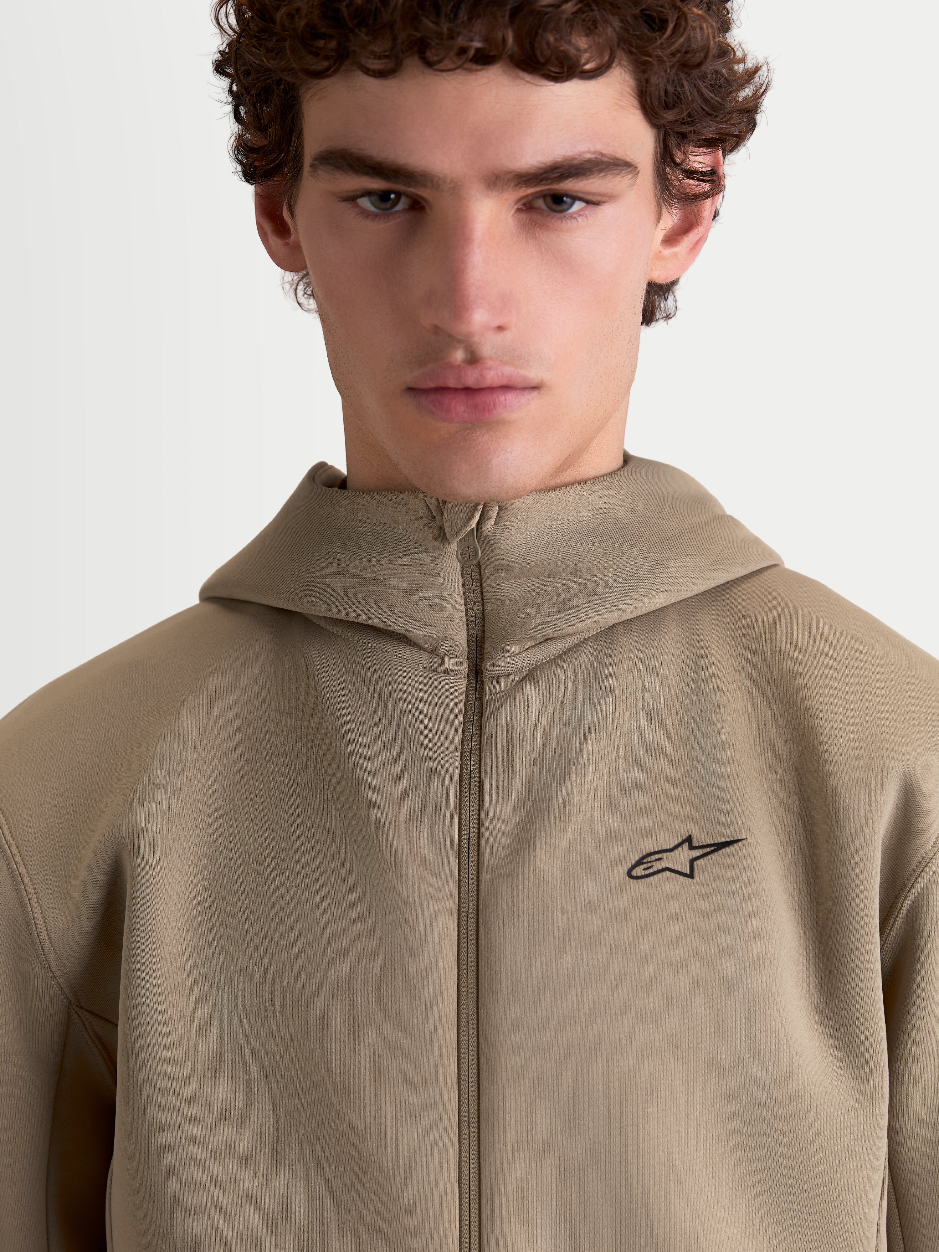 Alpinestars Cypher Hoodie, Sportswear Fleece-Hoodie für Herren, Putty Beige, mit Kapuze mit hohem Kragen, technischem Tri-Blend-Gewebe und minimalistischem Alpinestars-Logo auf der Brust.