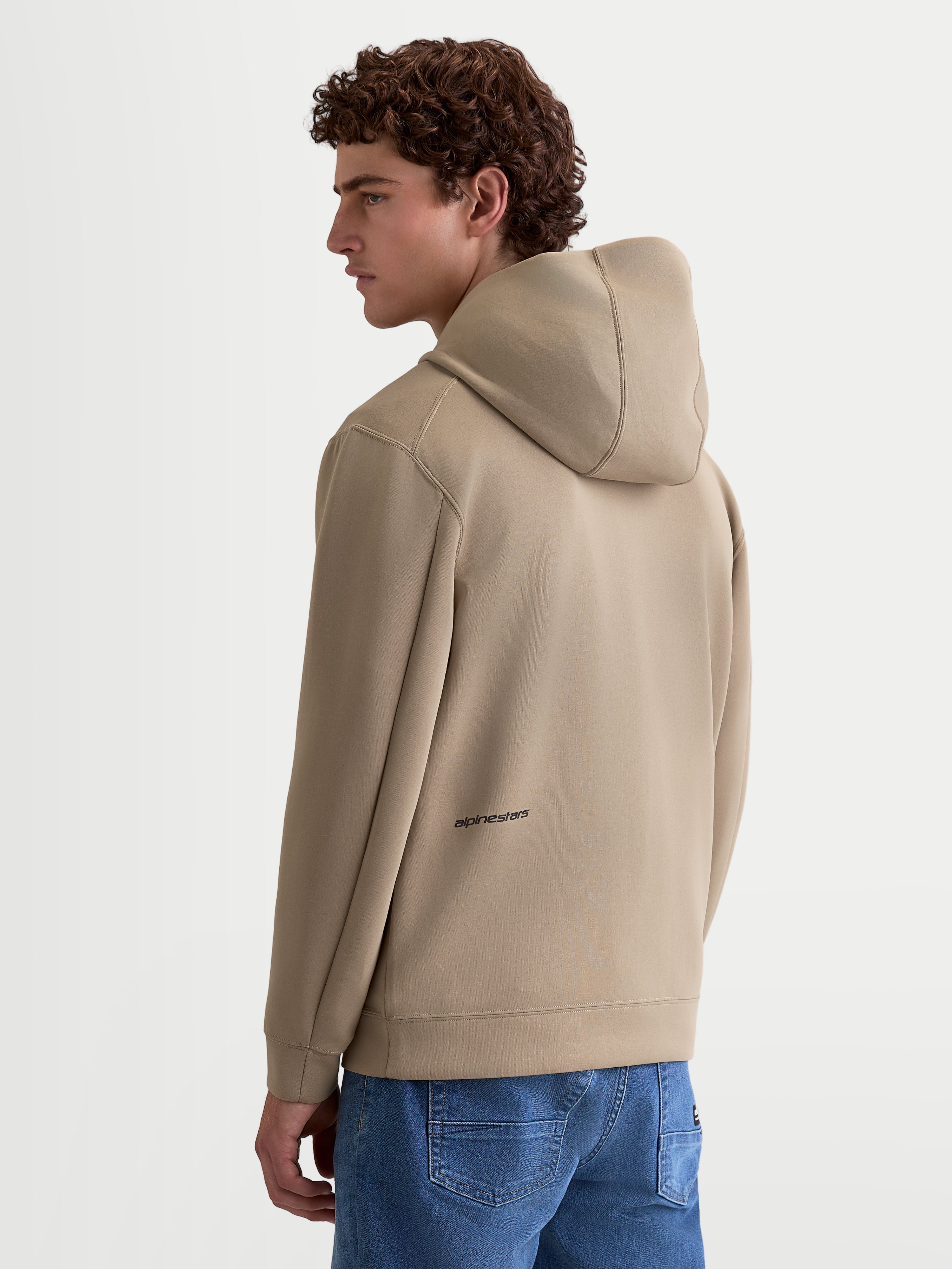 Alpinestars Cypher Hoodie, Herren-Sportswear Fleece-Hoodie in Beige (Putty), Rückansicht mit Kapuze mit hohem Kragen und Alpinestars Logo-Detail am unteren Rücken, Motorsport-inspiriertes Design.