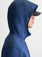 Alpinestars Cypher Hoodie, Motorsport-inspirierte Sportswear, Stahlblau, Unisex-Fleecejacke mit Frontreißverschluss, Kapuze mit hohem Kragen und Mesh-Futter, seitliches Alpinestars-Schriftzug-Logo, Seitenansicht am Modell.