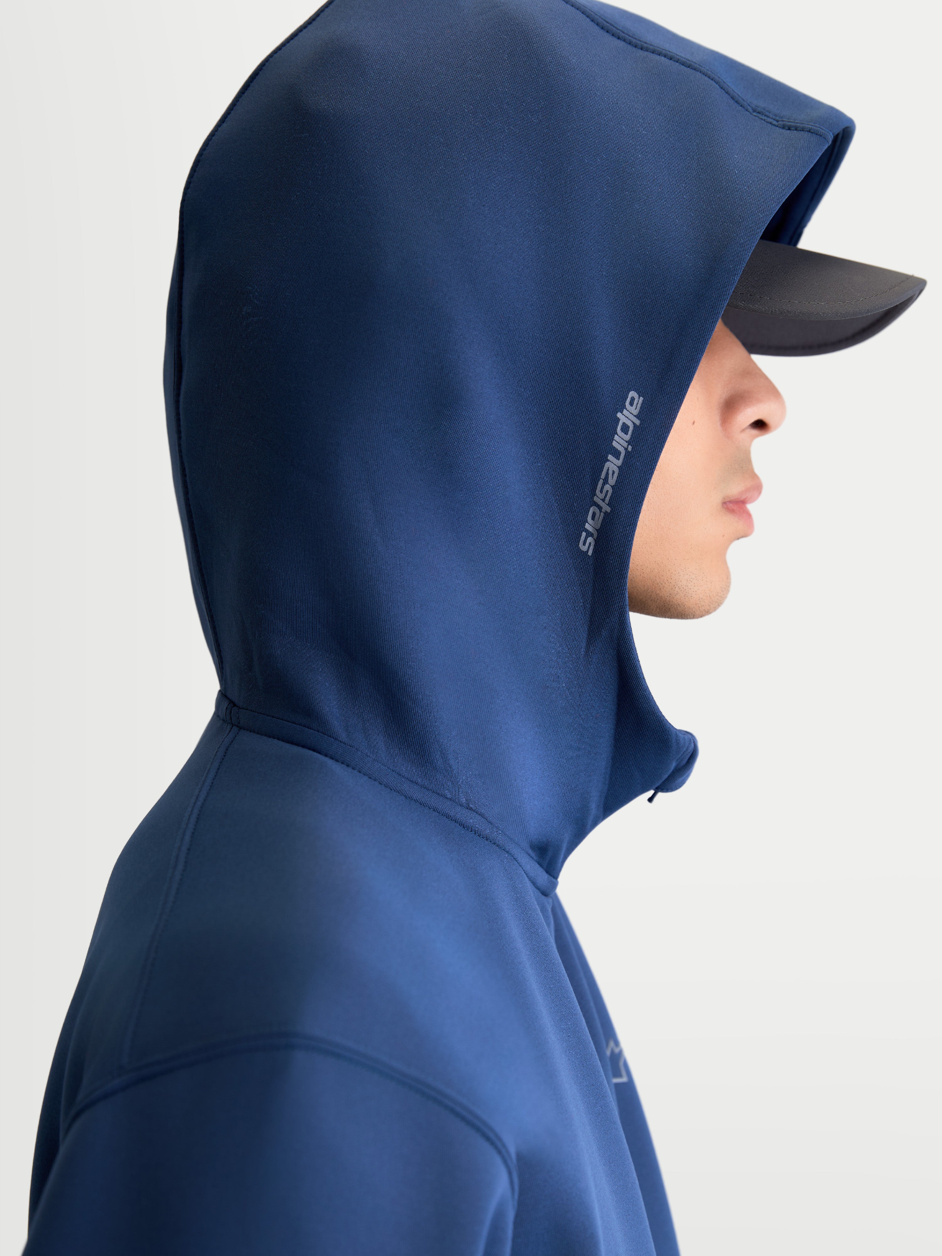 Alpinestars Cypher Hoodie, Motorsport-inspirierte Sportswear, Stahlblau, Unisex-Fleecejacke mit Frontreißverschluss, Kapuze mit hohem Kragen und Mesh-Futter, seitliches Alpinestars-Schriftzug-Logo, Seitenansicht am Modell.