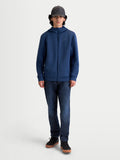 Alpinestars Cypher Hoodie, Sportswear-Fleecejacke mit Frontreißverschluss für Herren, Steel Blue, aus Tri-Blend-Doppelgewebe mit meshgefütterter Kapuze und hohem Kragen, motorsport-inspirierte Freizeitkleidung am Modell.