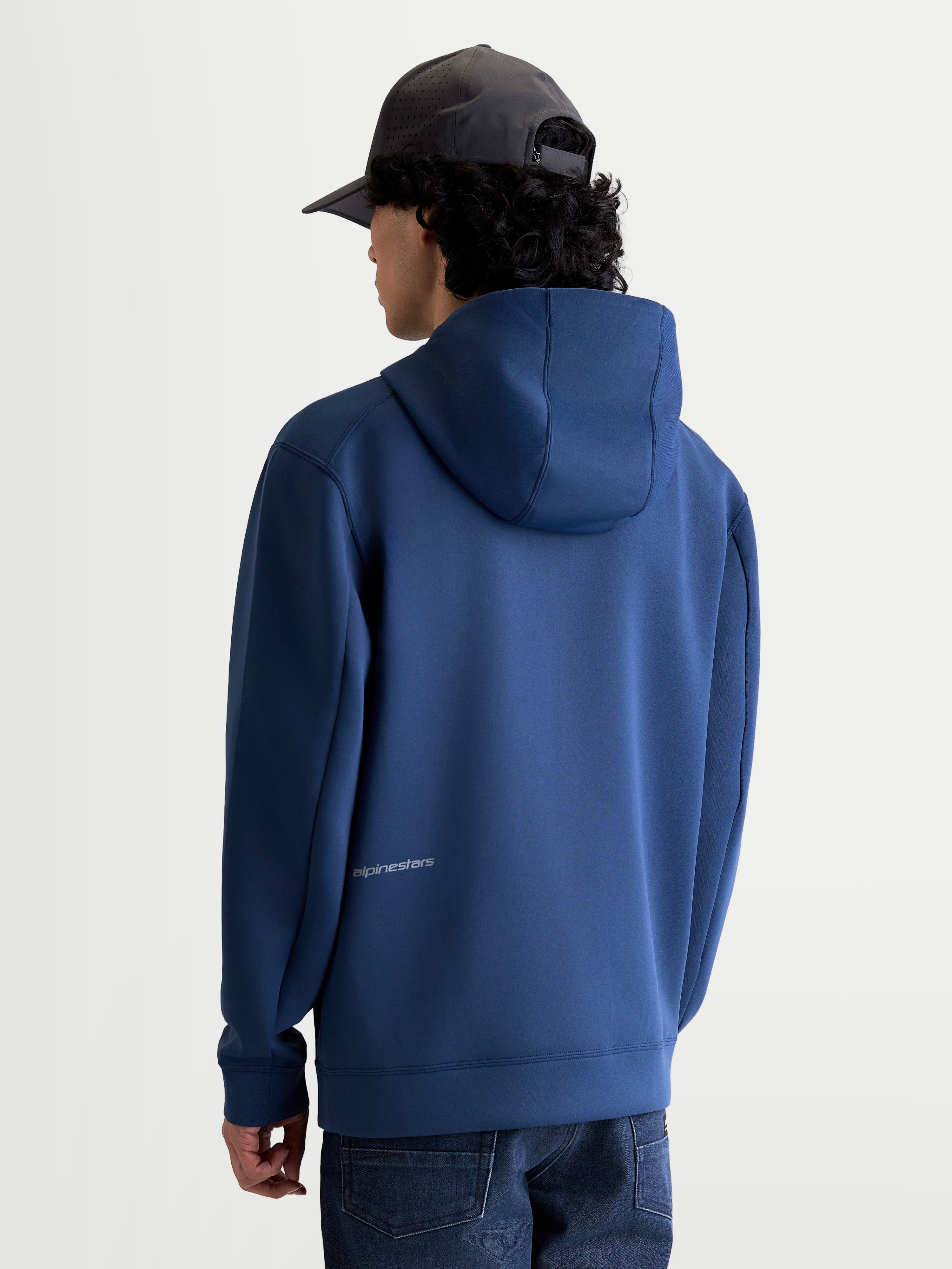 Alpinestars Cypher Hoodie, Sportswear-Kapuzenjacke, Herren, Blau (Steel Blue), Rückansicht am Model zeigt die hochgeschlossene Kapuze mit Mesh-Futter und ein dezentes Alpinestars-Logo am unteren Rücken, hochwertiges Tri-Blend-Doppelgewebe für Motorsport-Style.