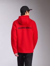 Alpinestars Transverse Hoodie, Rot, Rückansicht mit schwarzem Alpinestars-Wortlogo auf dem Rücken, lässige Streetwear, Kapuzenfleece mit Rippbündchen und Saum, kombiniert mit einer schwarzen Kappe