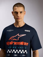 Alpinestars Aplomb Oversized CSF Tee, kurzärmeliges T-Shirt, Navy, große Brustgrafik mit rotem Logo und weißem Karomuster, lässige Motorsport-Streetwear