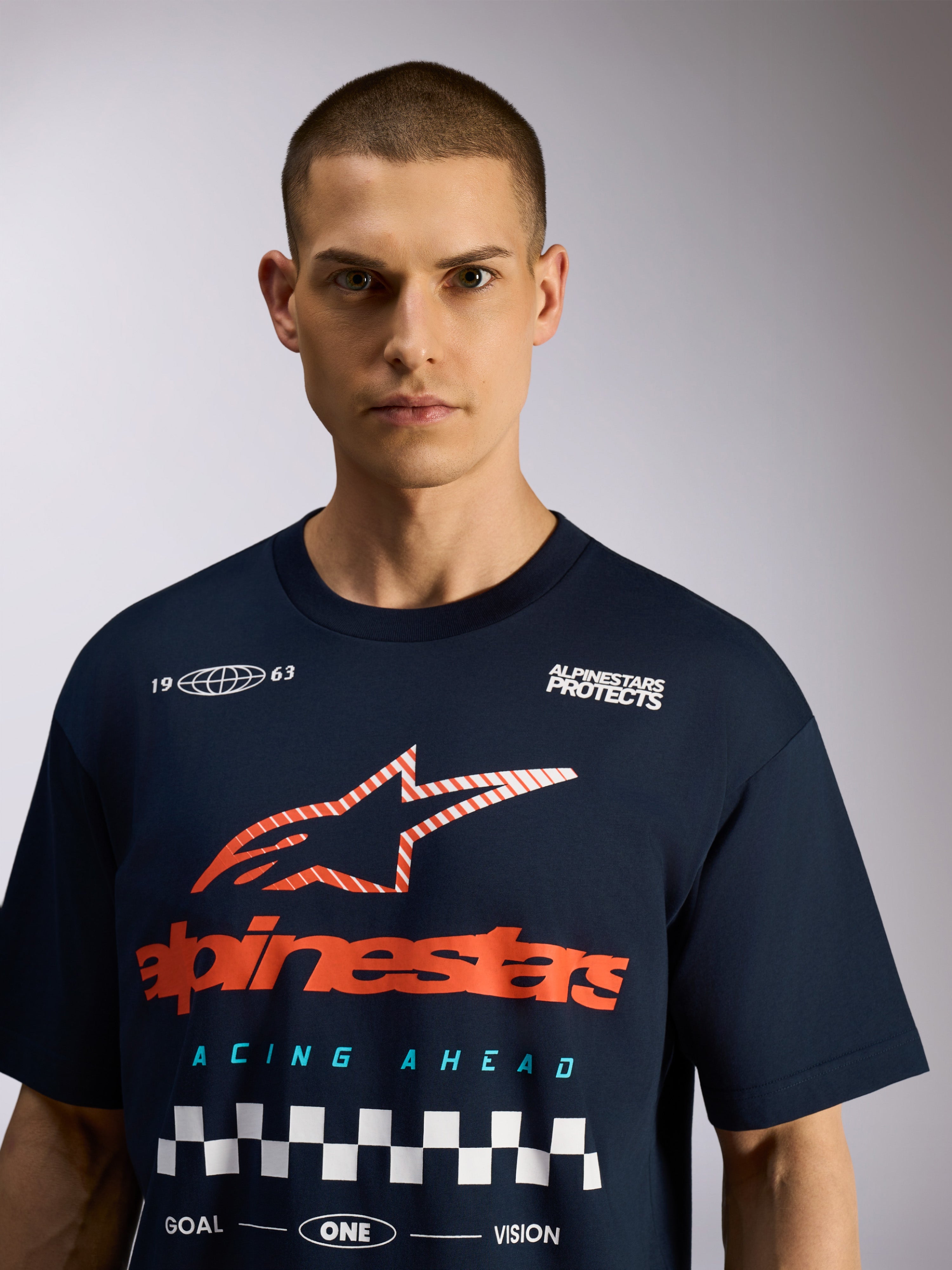 Alpinestars Aplomb Oversized CSF Tee, kurzärmeliges T-Shirt, Navy, große Brustgrafik mit rotem Logo und weißem Karomuster, lässige Motorsport-Streetwear