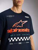 Alpinestars Aplomb Oversized CSF Tee, Kurzarm-T-Shirt, Marineblau, mit großem orange gestreiftem Astars-Sternlogo und karierter Rennsportgrafik, lässige Motorsport-Sportbekleidung