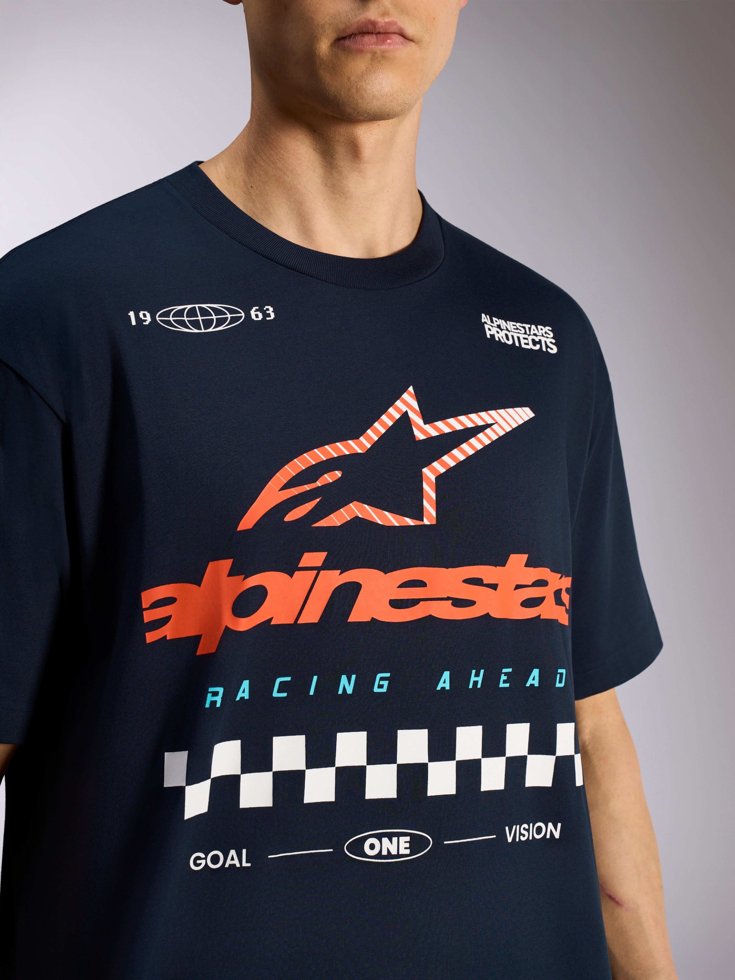 Alpinestars Aplomb Oversized CSF Tee, Kurzarm-T-Shirt, Marineblau, mit großem orange gestreiftem Astars-Sternlogo und karierter Rennsportgrafik, lässige Motorsport-Sportbekleidung