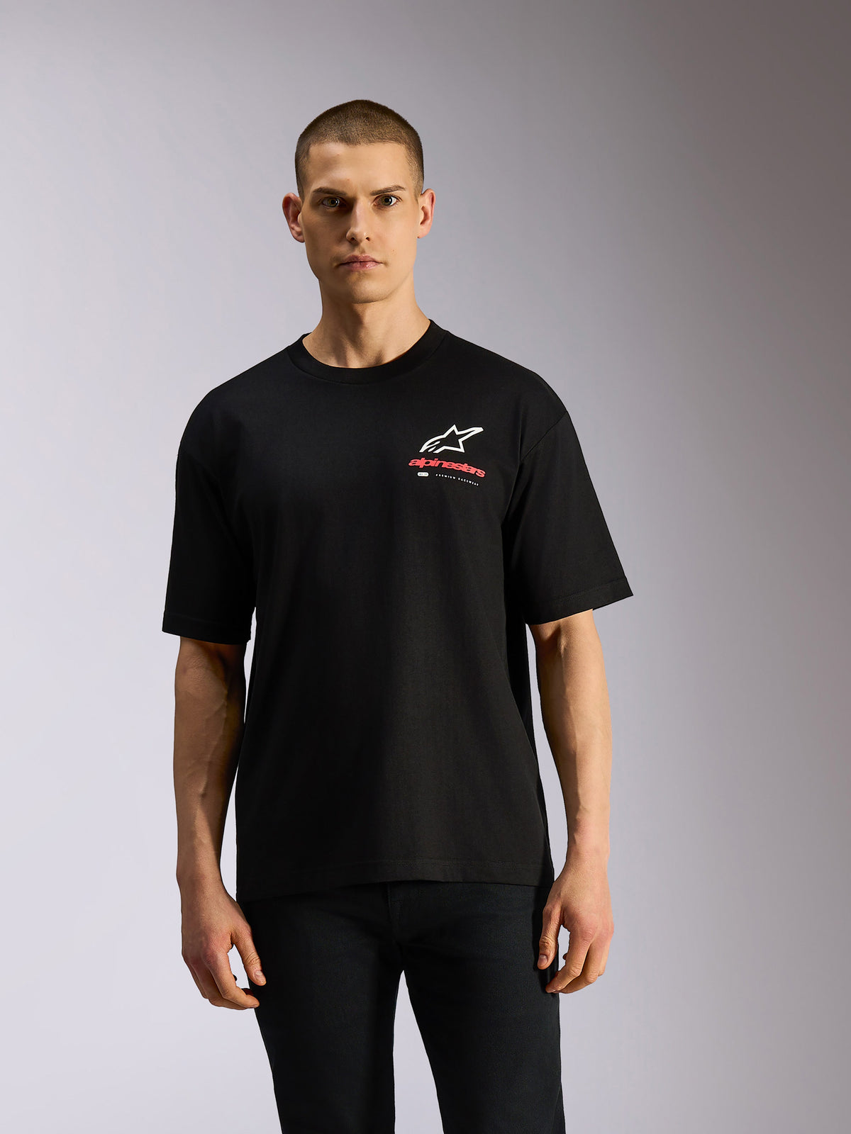 Alpinestars Overhang Oversized CSF Tee, Kurzarm-T-Shirt, Schwarz, mit weißem Astars-Logo und rotem Alpinestars-Schriftzug auf der Brust, lässige Motorsport-Streetwear