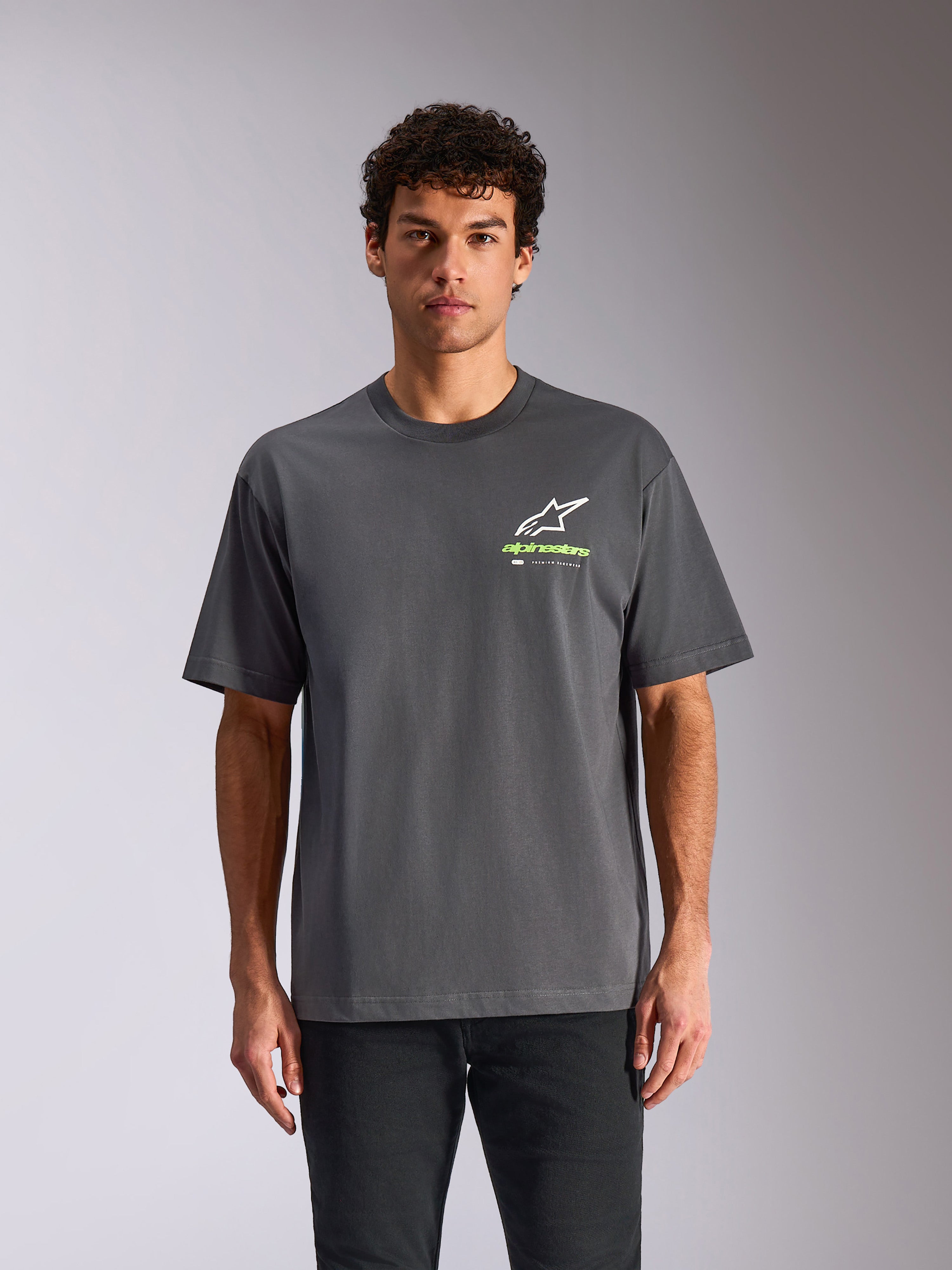 Alpinestars Overhang Oversized CSF Tee, Kurzarm-T-Shirt, Anthrazitgrau, weißes Astars-Logo mit limettengrünem Branding, lässige Oversized-Motorsport-Streetwear