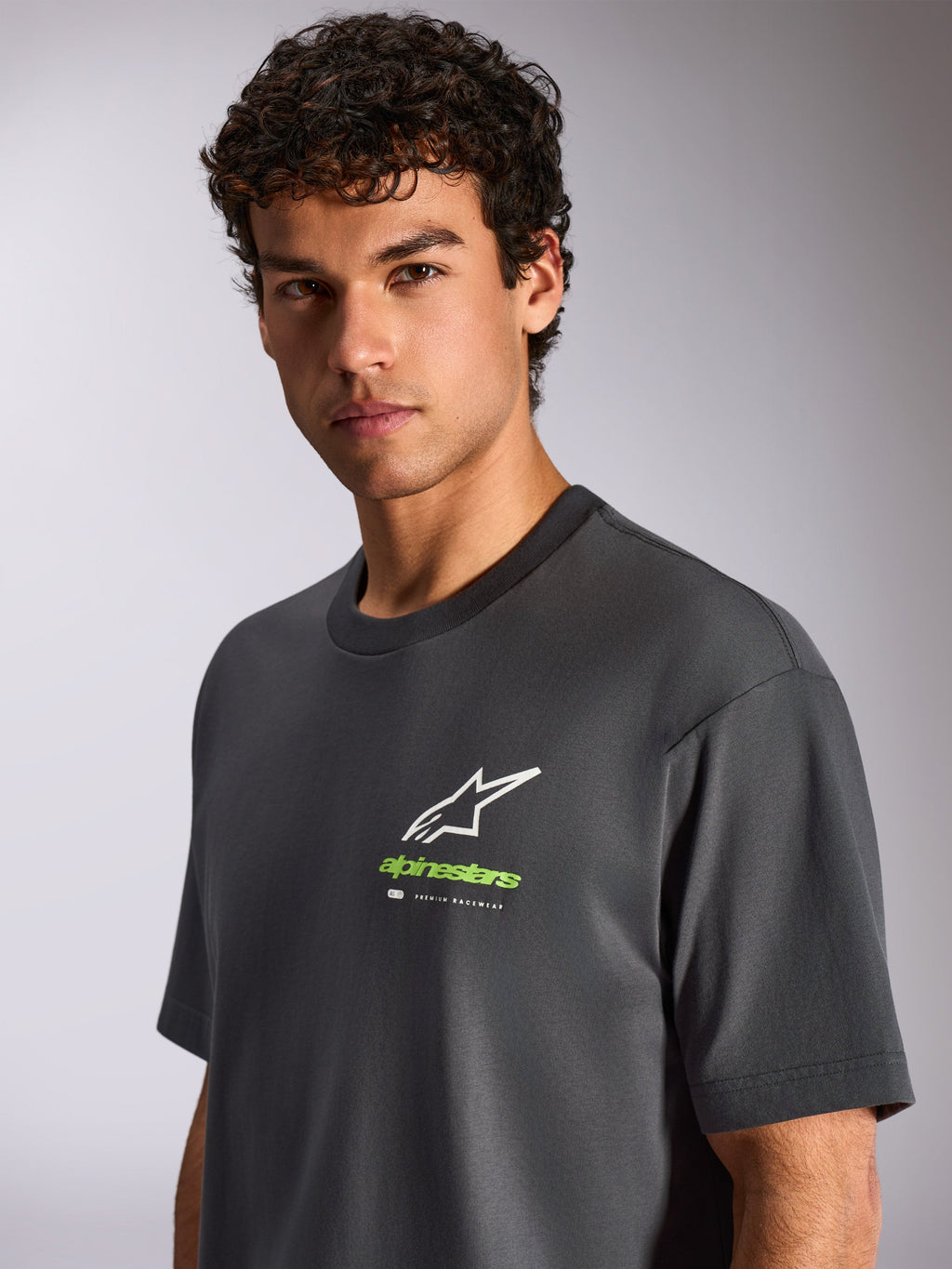 Alpinestars Overhang Oversized CSF Tee, Kurzarm-T-Shirt, Anthrazitgrau, weißer Stern und grünes Logo auf der Vorderseite, lässige, vom Motorsport inspirierte Sportbekleidung
