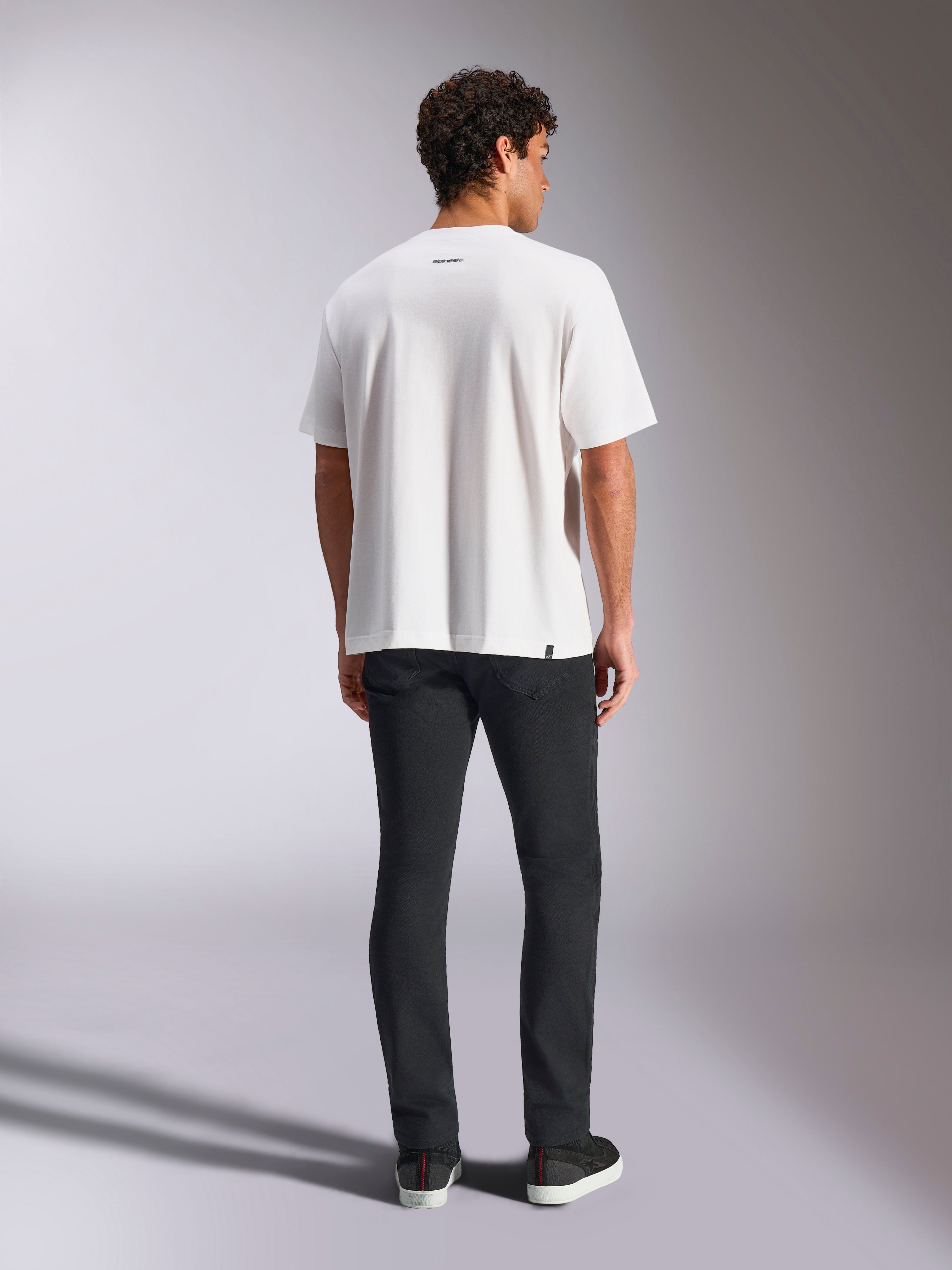 Alpinestars Focused Oversized CSF T-Shirt, kurzärmeliges T-Shirt, Weiß, mit kleinem Alpinestars-Wortlogo am oberen Rücken, oversized lockere Passform, lässige Motorsport-Streetwear