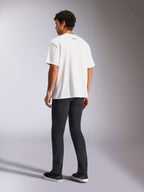 Alpinestars Focused Oversized CSF Tee, Kurzarm-T-Shirt, Weiß, kleines schwarzes Alpinestars-Wortlogo am Nacken, kombiniert mit schwarzer Hose, Oversized-Passform, lässige Motorsport-inspirierte Streetwear