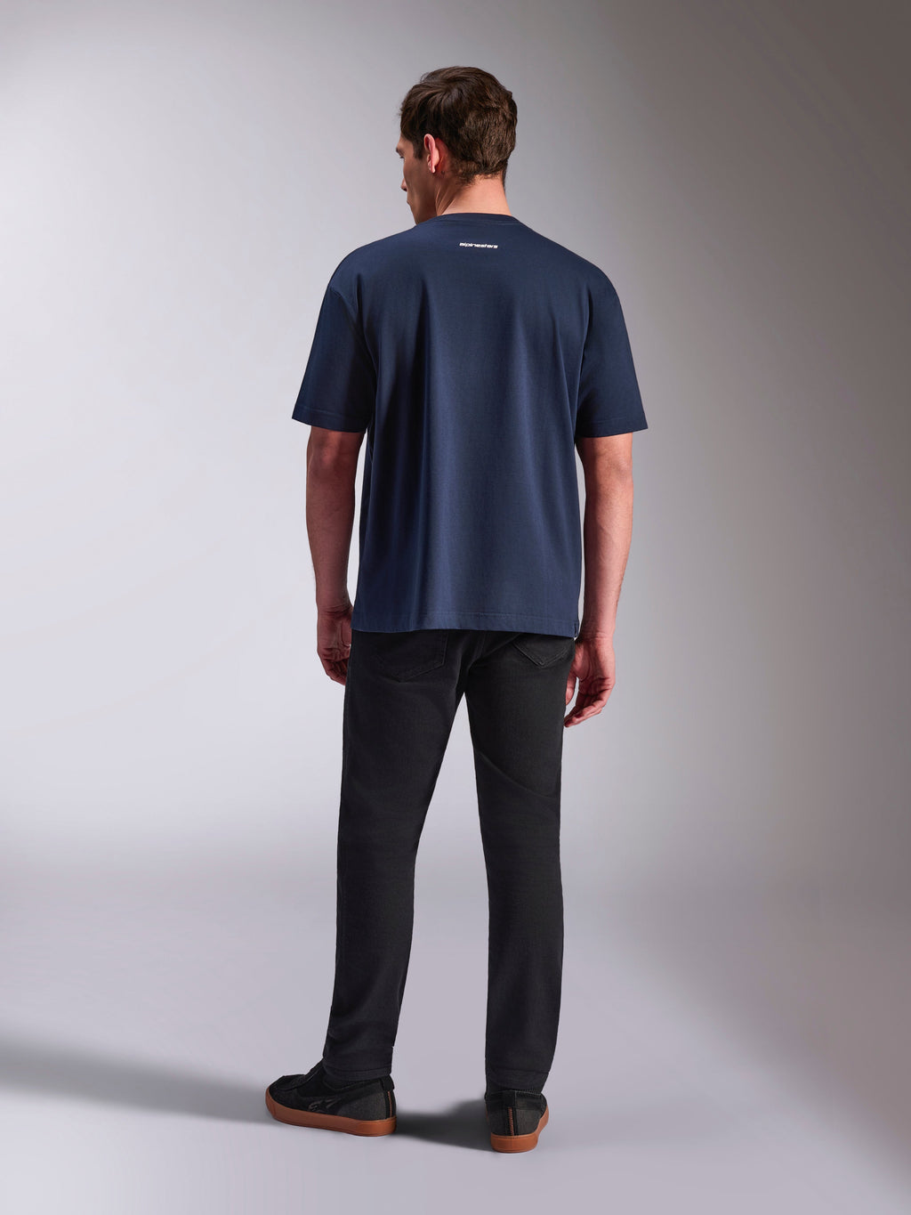 Alpinestars Focused Oversized CSF Tee, kurzärmeliges T-Shirt, Navyblau, Rückansicht mit kleinem weißem Alpinestars-Wortlogo am oberen Rücken, entspannte Oversized-Silhouette, lässige, vom Motorsport inspirierte Streetwear