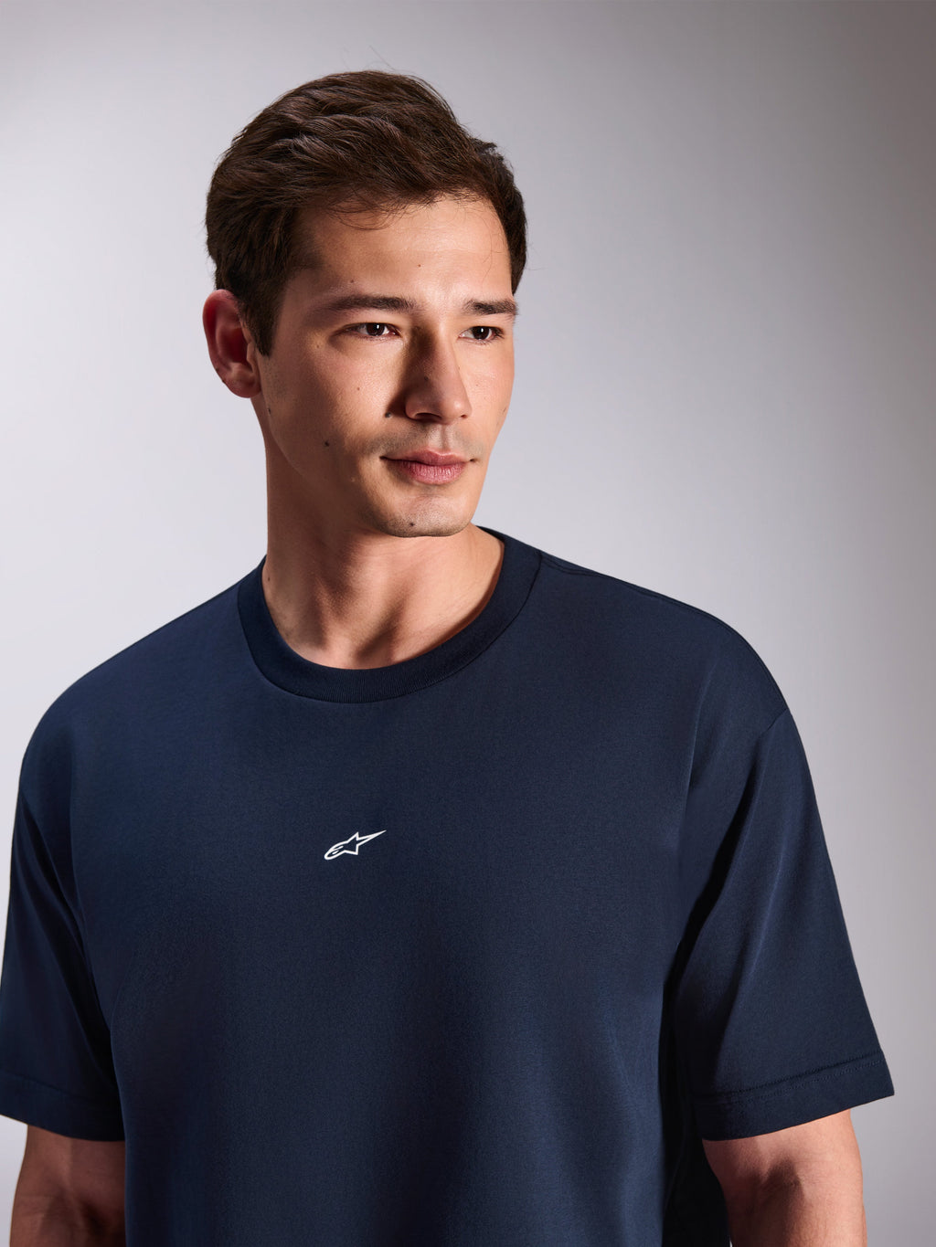 Alpinestars Focused Oversized CSF T-Shirt, kurzärmeliges Shirt, Navyblau, mit kleinem weißen Astars-Logo mittig auf der Brust, lässige, vom Motorsport inspirierte Streetwear