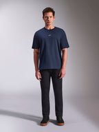 Alpinestars Focused Oversized CSF Tee, Kurzarm-T-Shirt, Marineblau, kleines weißes Astars-Logo auf der Brust, Oversized-Passform, kombiniert mit schwarzer Hose und schwarzen Sneakern, lässige Motorsport-Streetwear
