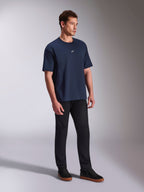 Alpinestars Focused Oversized CSF Tee, Kurzarm-T-Shirt, Navyblau, kleines weißes Astars-Logo auf der Brust, Oversize-Silhouette, lässige Lifestyle-Streetwear kombiniert mit schwarzer Hose und Sneakern