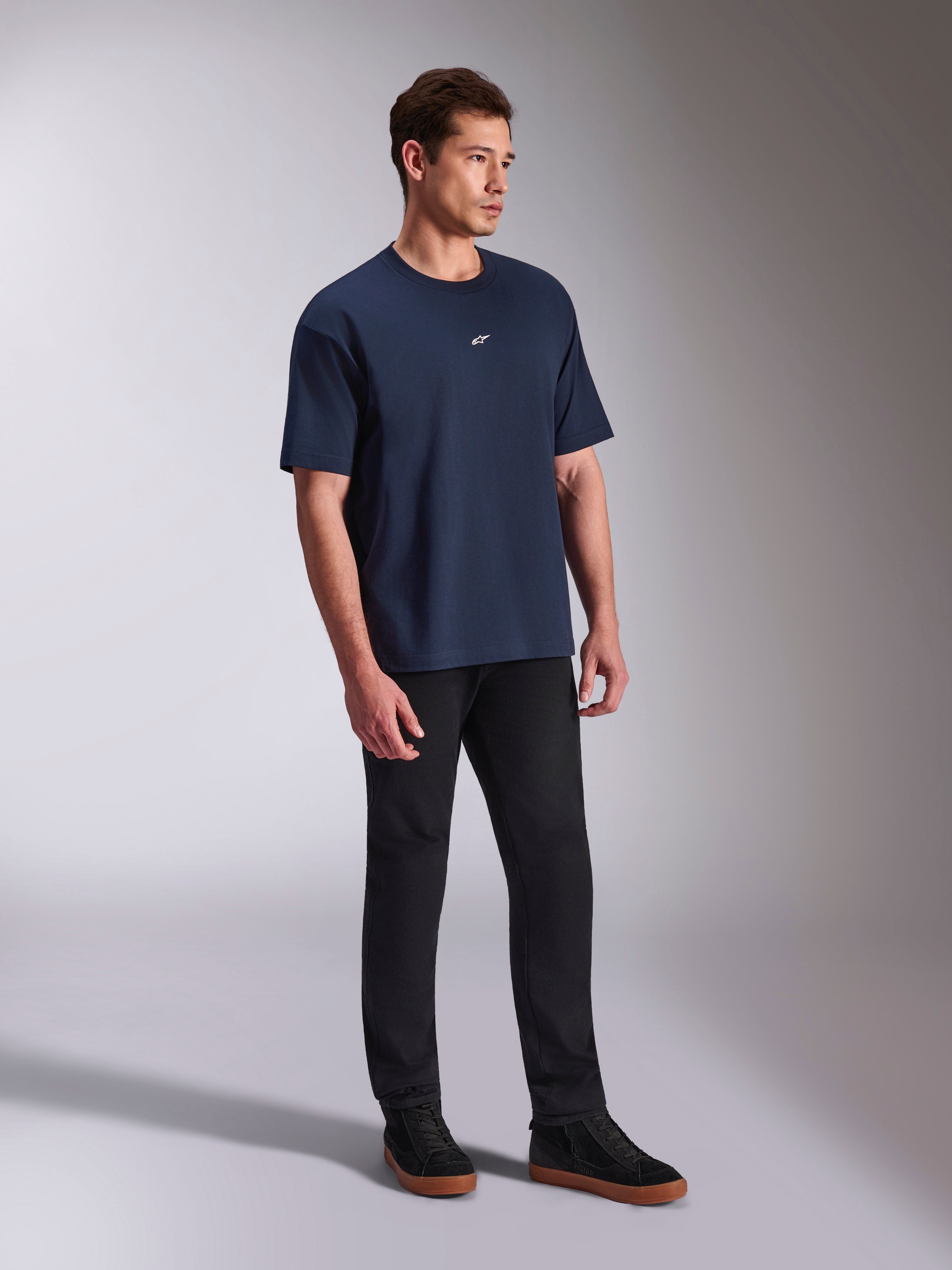 Alpinestars Focused Oversized CSF Tee, Kurzarm-T-Shirt, Navyblau, kleines weißes Astars-Logo auf der Brust, Oversize-Silhouette, lässige Lifestyle-Streetwear kombiniert mit schwarzer Hose und Sneakern