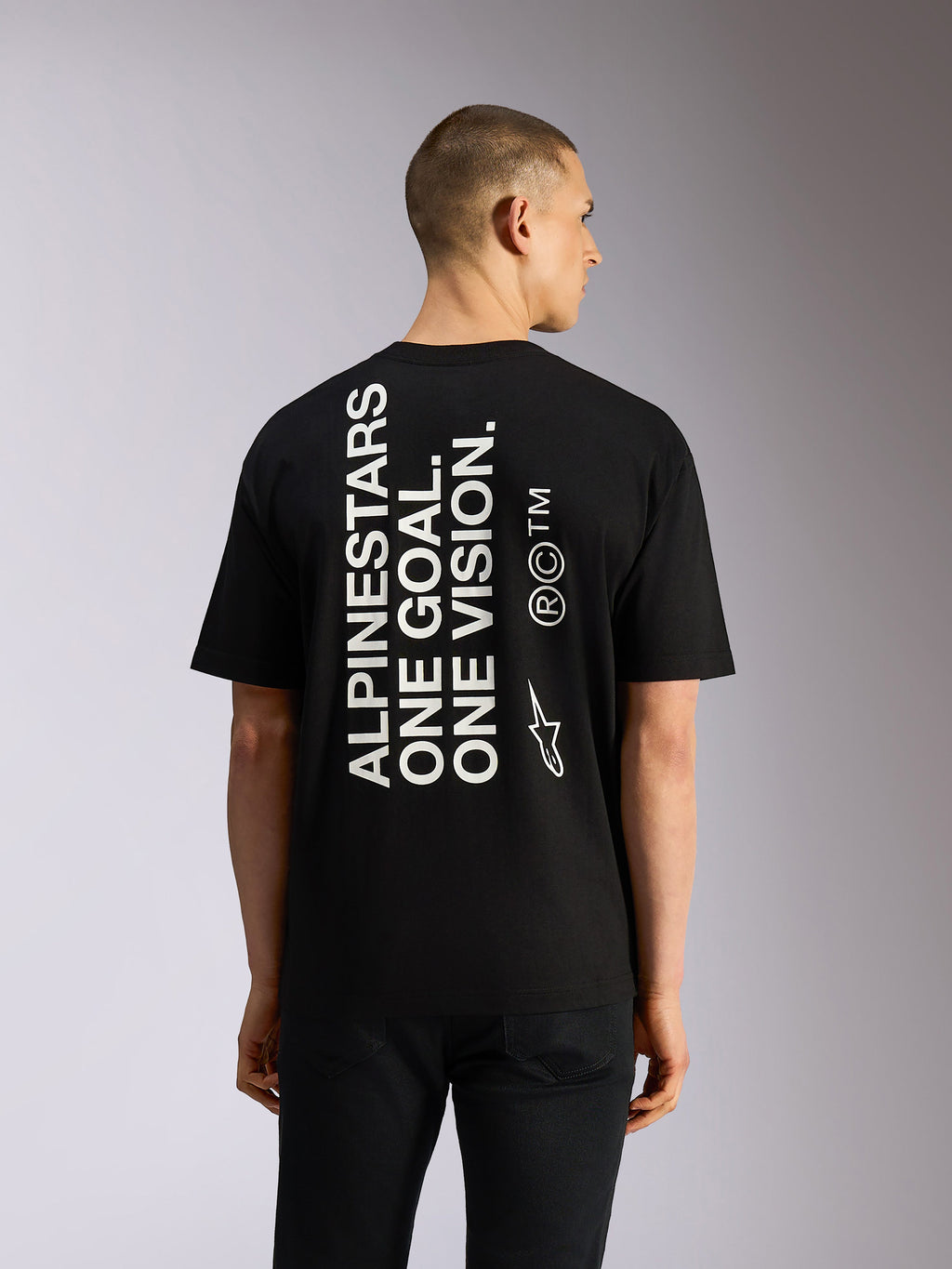 Alpinestars One Oversized CSF Tee, kurzärmeliges T-Shirt, Schwarz, vertikaler weißer 'Alpinestars One Goal One Vision' Schriftzug auf der Rückseite, lässige Motorsport-Sportbekleidung