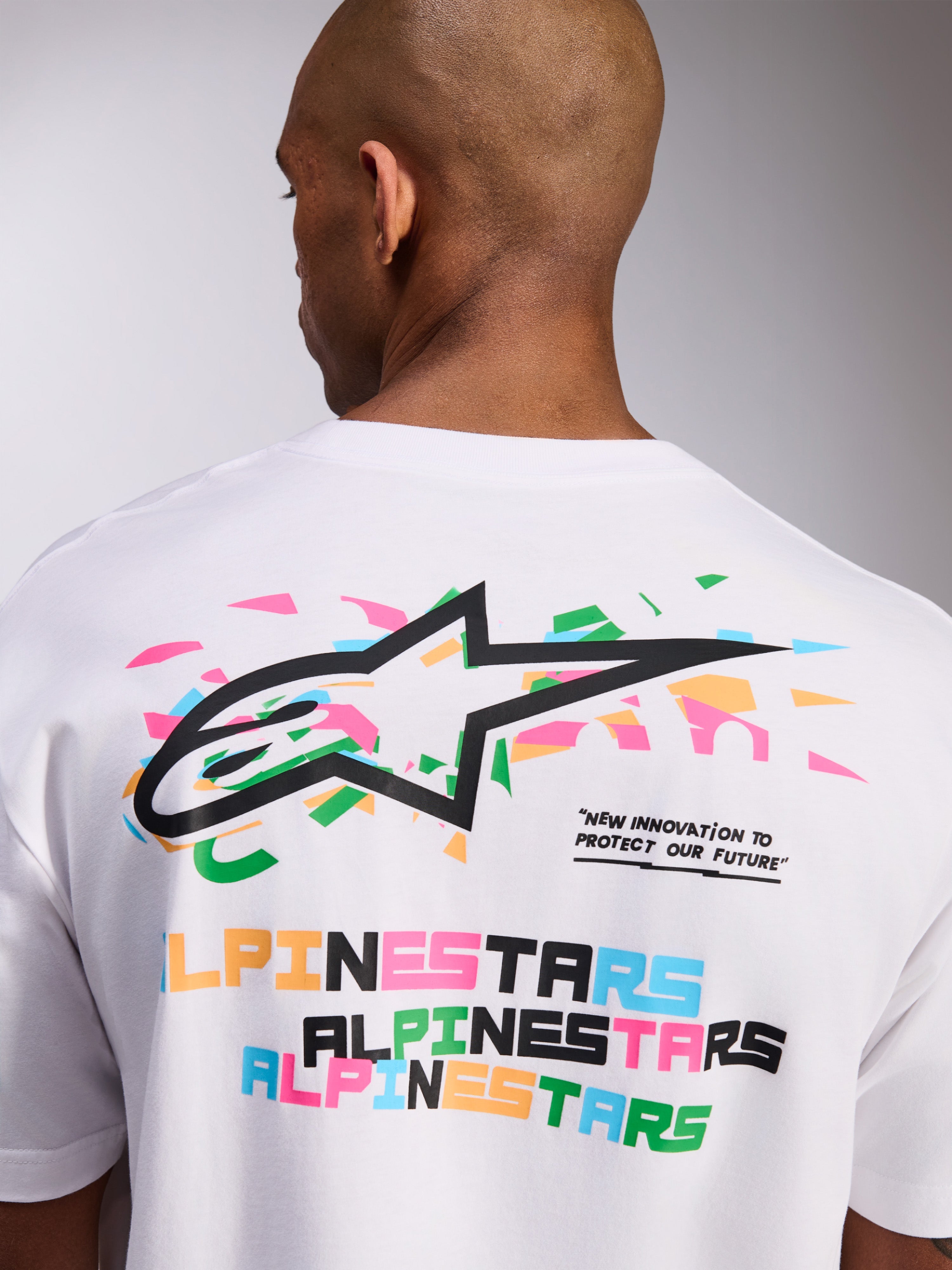 Alpinestars Wild Oversized CSF T-Shirt, kurzärmeliges T-Shirt, Weiß, Rückengrafik mit lebendigem mehrfarbigem Astars-Logo und Slogan-Text, lässige Sportbekleidung