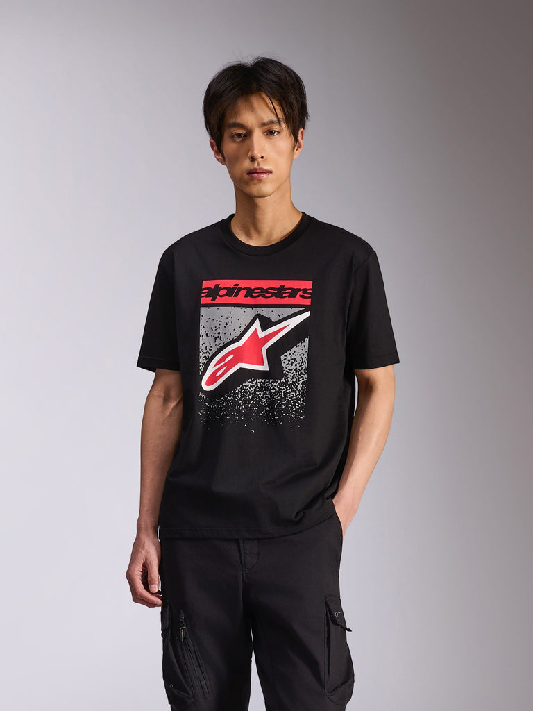 Alpinestars Noka CSF Tee, Kurzarm-T-Shirt, Schwarz, mit rotem Alpinestars-Schriftzug und rot-weißem Astars-Logo mit grau gesprenkeltem MX-Verlauf, lässige, vom Motorsport inspirierte Streetwear
