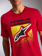 Alpinestars Noka CSF Tee, Kurzärmeliges T-Shirt, Rot, Frontgrafik mit schwarzem Alpinestars-Schriftzug und Astars-Logo auf gelbem, gesprenkeltem Design, Casual Motorsport Streetwear