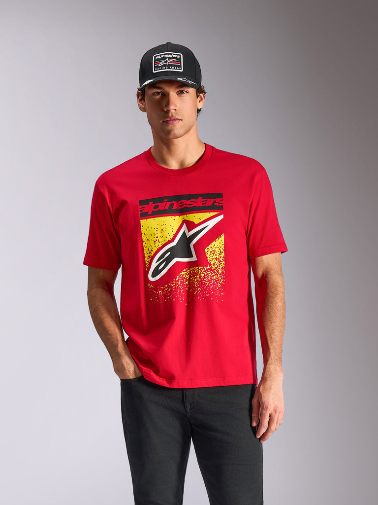 Alpinestars Noka CSF T-Shirt, Kurzarm-T-Shirt, Rot, Astars-Logo auf der Vorderseite mit gelbem MX-Verlauf, getragen von einem männlichen Model mit schwarzer Alpinestars-Kappe, lässige Motorsport-Streetwear