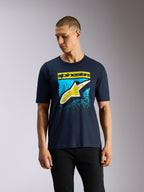 Alpinestars Noka CSF Tee, kurzärmeliges T-Shirt, Marineblau, Astars-Logo auf der Vorderseite mit gelbem und hellblauem MX-Verlaufdruck, lässige Motorsport-Streetwear