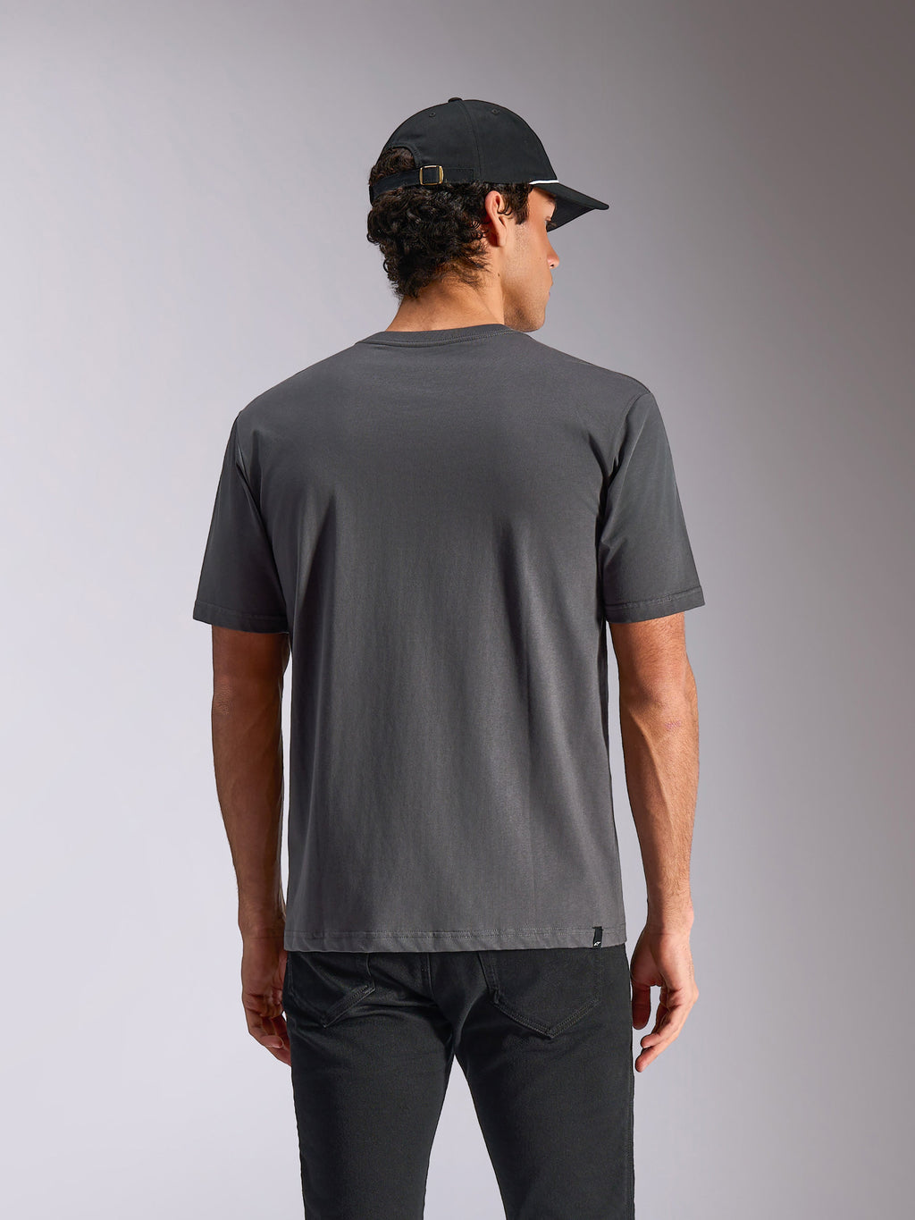Alpinestars Ellipsoid CSF T-Shirt, Kurzarm-T-Shirt, Anthrazitgrau, Rückansicht am Modell, lässige Streetwear mit kleinem Logo-Etikett am Saum