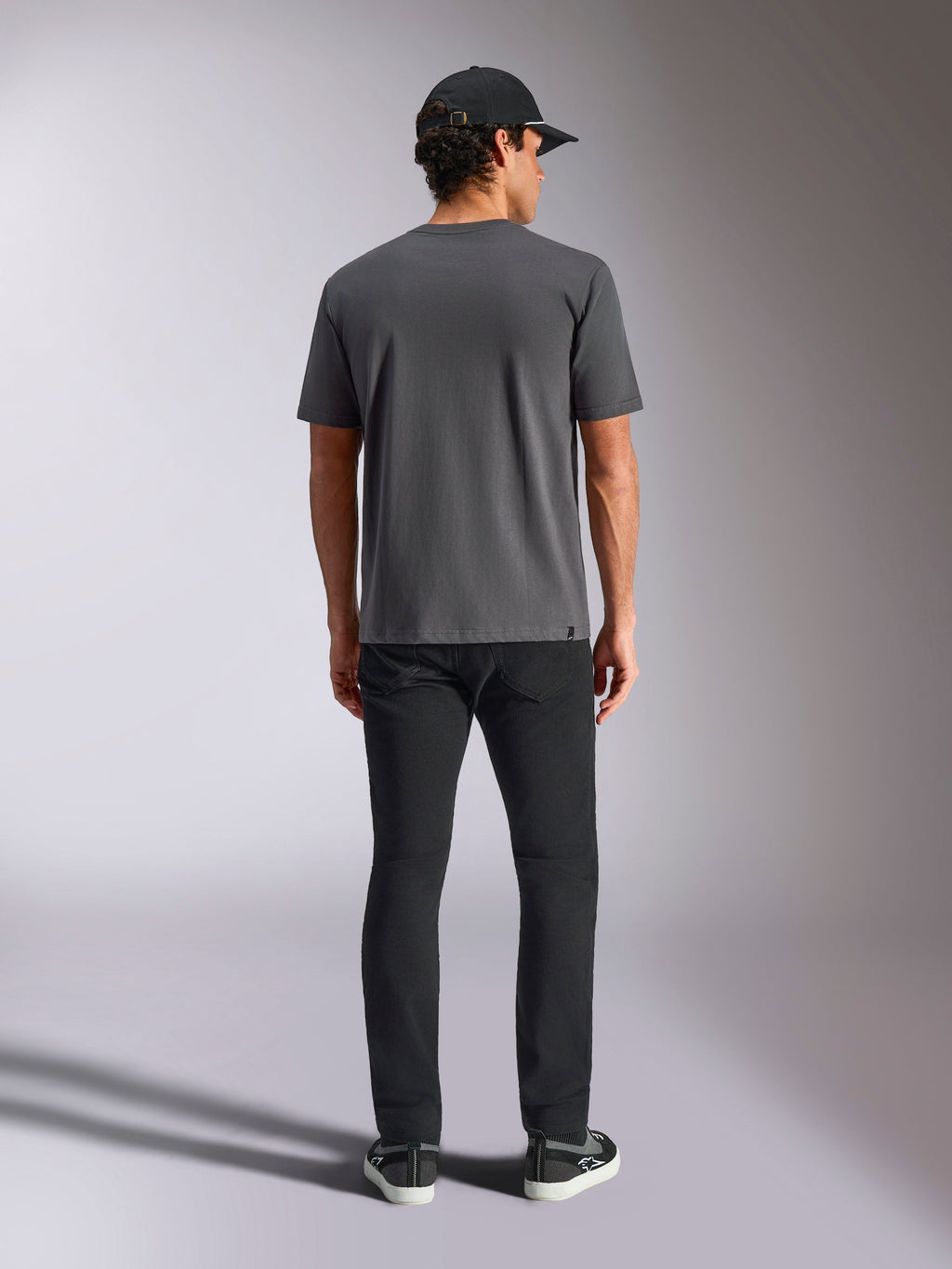 Alpinestars Ellipsoid CSF Tee, Kurzarm-T-Shirt, Charcoal-Grau, Rückansicht am Model mit schwarzer Kappe und Hose, lässige Streetwear