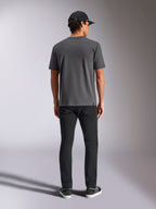 Alpinestars Ellipsoid CSF Tee, Kurzarm-T-Shirt, Charcoal-Grau, Rückansicht am Model mit schwarzer Kappe und Hose, lässige Streetwear